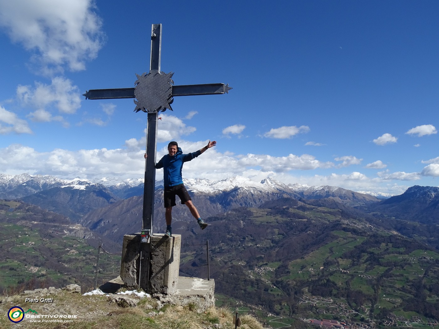 50 Alla croce del Pizzo Grande del Sornadello (1574 m) , per Raffaele la prima volta.JPG